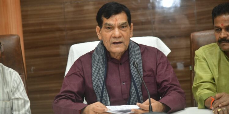 Minister A.K Sharma encouraged sanitation workers and Mission Shakti Volunteers