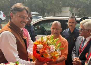 MLA Dr. Rajeshwar Singh extends a warm welcome to CM Yogi Adityanath on his visit to Sarojini Nagar