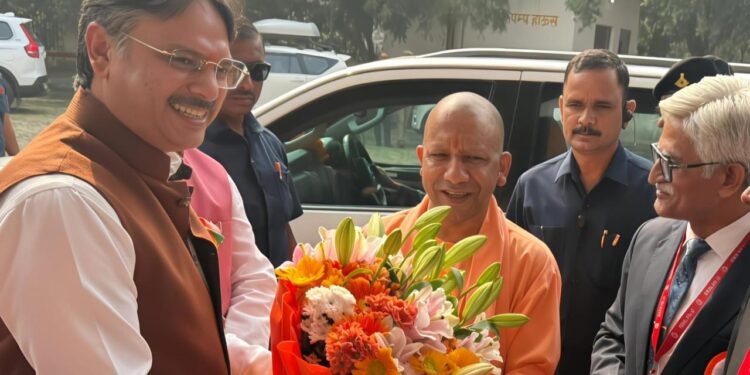 MLA Dr. Rajeshwar Singh extends a warm welcome to CM Yogi Adityanath on his visit to Sarojini Nagar