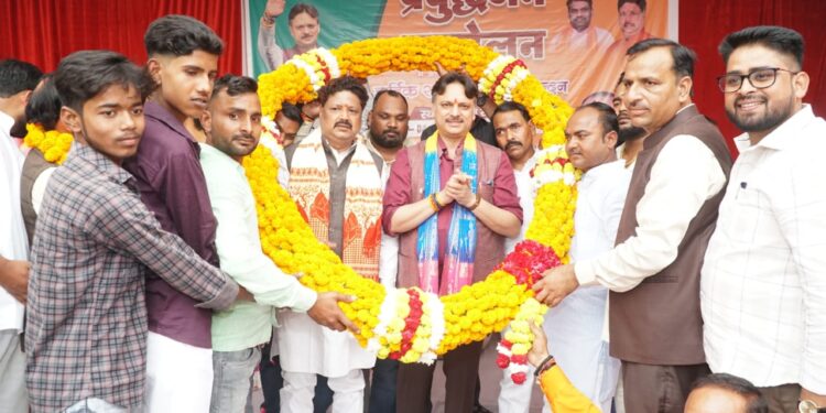 Dr. Rajeshwar Singh emphasizes digital education- says, “Now jobs will reach villages in search of talented youth.”