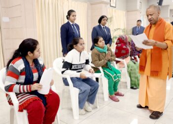 Mother seeks urgent help at Janata Darshan: CM Yogi orders immediate treatment for ailing child