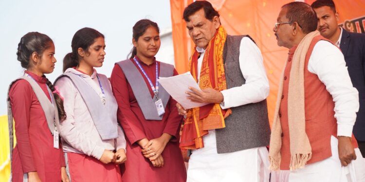 Minister A.K. Sharma Participates in Employment Fair at Gandhi Ground, Madhuban During His Mau Visit