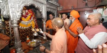 Chief Minister offers Prayers at ‘Kashi Kotwal’ and Baba Vishwanath