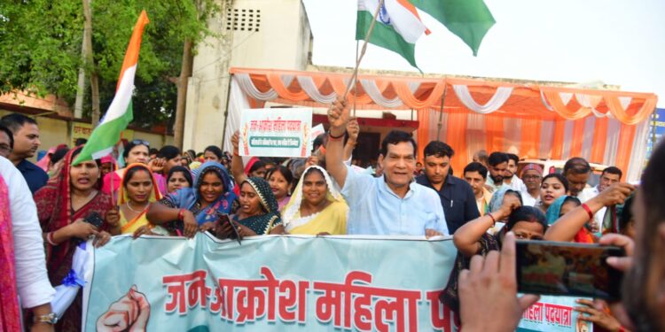 Minister A.K. Sharma Holds Dialogue on Nari Shakti Vandan Act During Bhadohi Visit