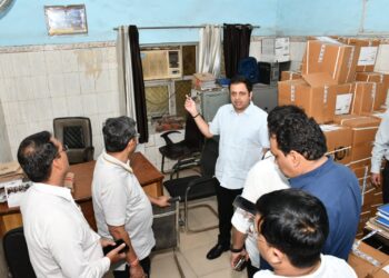 A Surprise Inspection Was Conducted at the Mohan Nagar Zonal Office by Ghaziabad Municipal Commissioner