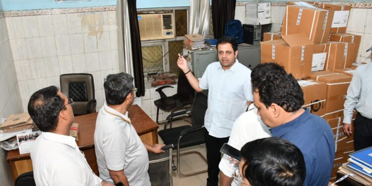 A Surprise Inspection Was Conducted at the Mohan Nagar Zonal Office by Ghaziabad Municipal Commissioner