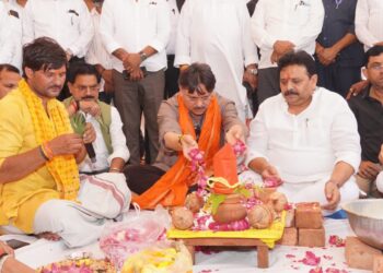 MLA Dr. Rajeshwar Singh Along with Minister Ravindra Jaiswal Performed Bhoomi Pujan
