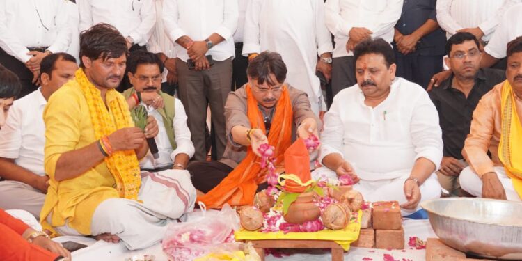 MLA Dr. Rajeshwar Singh Along with Minister Ravindra Jaiswal Performed Bhoomi Pujan