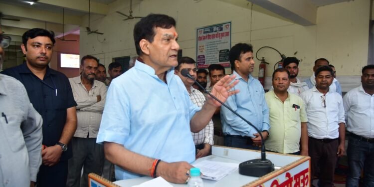 Rural Transport Gets A New Boost: Minister A.K. Sharma Flags Off Bus Service in Mau