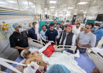 Lucknow Fire Tragedy: Akhilesh Yadav Visits Injured at KGMU, Demands Accountability and Compensation