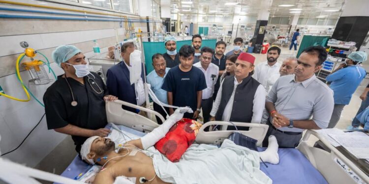 Lucknow Fire Tragedy: Akhilesh Yadav Visits Injured at KGMU, Demands Accountability and Compensation