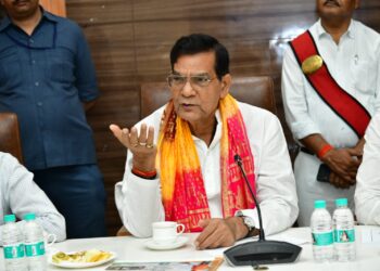 Energy and Development Works Reviewed in Prayagraj, Minister A.K. Sharma Issues Strict Instructions to Officials