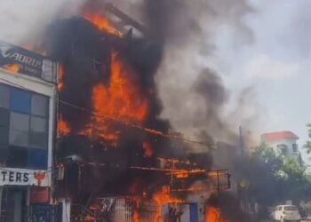 Massive Fire Tragedy in Lucknow:- Blaze in Shop Engulfs Coaching Center, 14 Dead, Several Injured