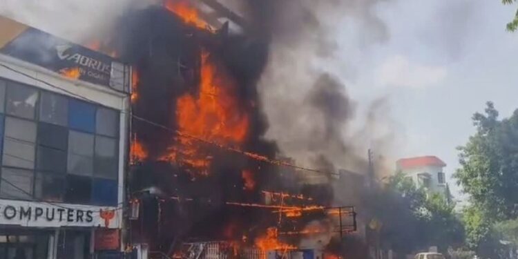 Massive Fire Tragedy in Lucknow:- Blaze in Shop Engulfs Coaching Center, 14 Dead, Several Injured