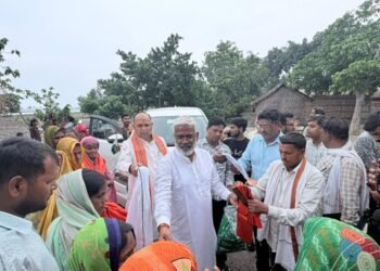 Water Resources Minister Reviews Flood Preparedness in Tevaraipurwa Village under Ramnagar Tehsil