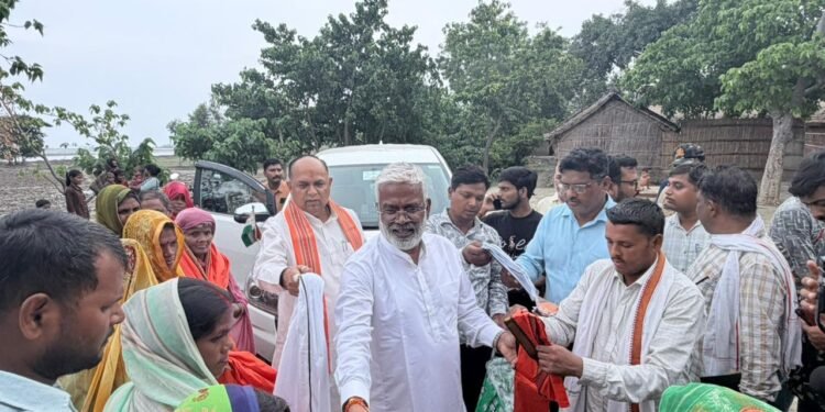 Water Resources Minister Reviews Flood Preparedness in Tevaraipurwa Village under Ramnagar Tehsil