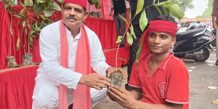 Vijay Singh Yadav Promotes Environmental Conservation by Distributing Saplings