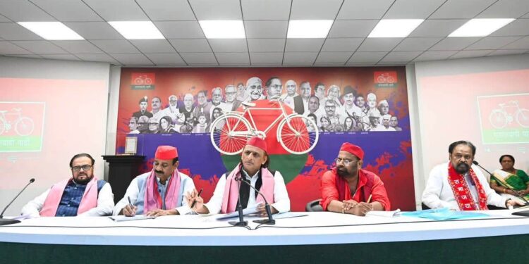 Mumbai-Based UP Migrants Meet Akhilesh Yadav, Pledge Support for SP in 2027 Assembly Elections