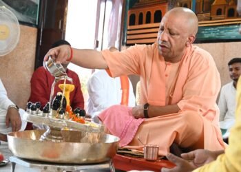 Shiva Temples Echo with “Har Har Mahadev” as Devotion Sweeps Uttar Pradesh on Sawan Monday