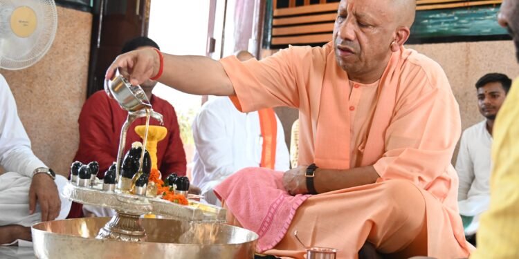 Shiva Temples Echo with “Har Har Mahadev” as Devotion Sweeps Uttar Pradesh on Sawan Monday