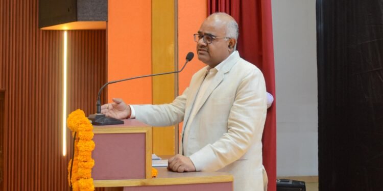 Experienced Personnel from Revenue, Panchayati Raj, Income Tax and Defence Services to Take Charge of UP Mandis